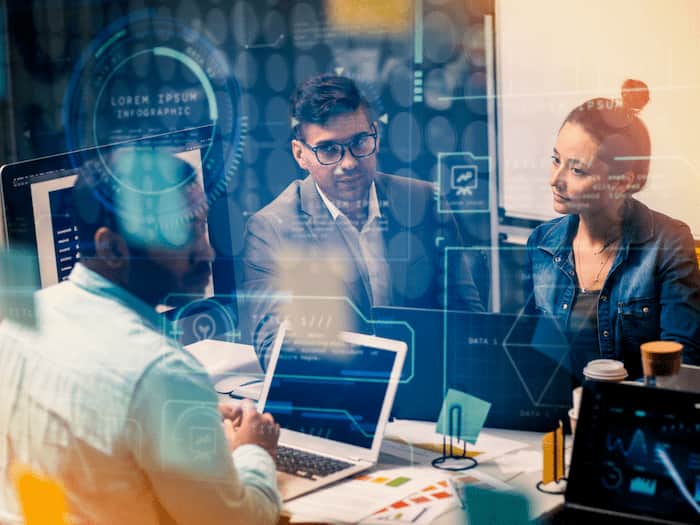 Cómo la inteligencia artificial mejora la toma de decisiones comerciales empresa de software empleados
